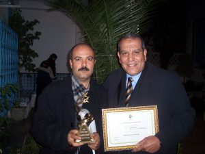 البخاري بن صالح -يمين الصورة-  وكاتب المقال عامر بوعزة 