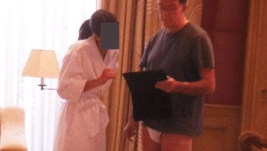 حتوي ملفات إبستين على صورة للورد بيتر ماندلسون، السفير البريطاني السابق لدى الولايات المتحدة، وهو يرتدي ملابسه الداخلية برفقة شابة ترتدي روب حمام. وتُظهر الملفات أن إبستين حوّل 75 ألف دولار إلى حسابات مرتبطة بماندلسون خلال الفترة 2003-2004.