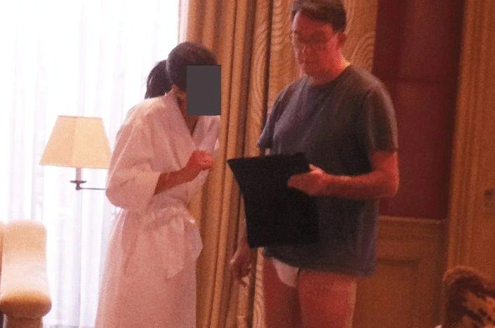 حتوي ملفات إبستين على صورة للورد بيتر ماندلسون، السفير البريطاني السابق لدى الولايات المتحدة، وهو يرتدي ملابسه الداخلية برفقة شابة ترتدي روب حمام. وتُظهر الملفات أن إبستين حوّل 75 ألف دولار إلى حسابات مرتبطة بماندلسون خلال الفترة 2003-2004.
